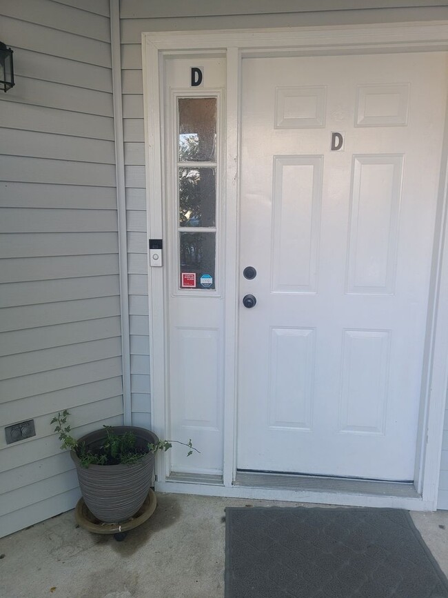 Building Photo - Completely Renovated 2 Bedroom Townhome in...
