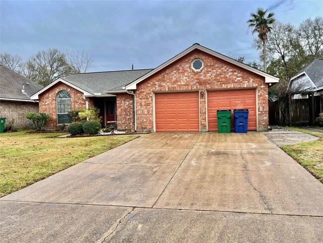 Building Photo - 704 Manor Dr