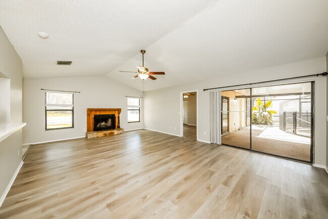 Foto del edificio - 4725 Country Oaks Blvd