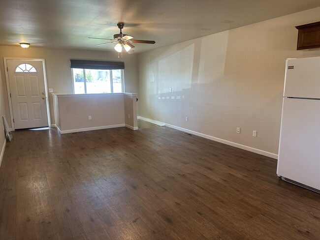 Building Photo - 2015 Lake Hills Dr