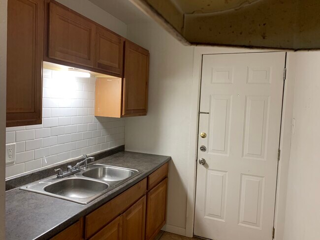 Building Photo - 2815 Primrose Ave