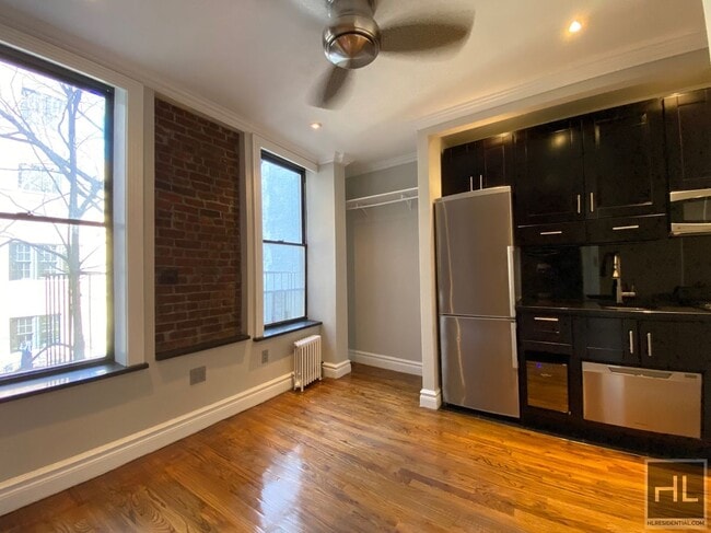 Building Photo - Mott Street