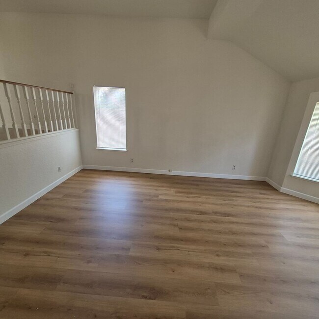 Building Photo - Spacious 4 bedroom available in Roseville, Good schools nearby.