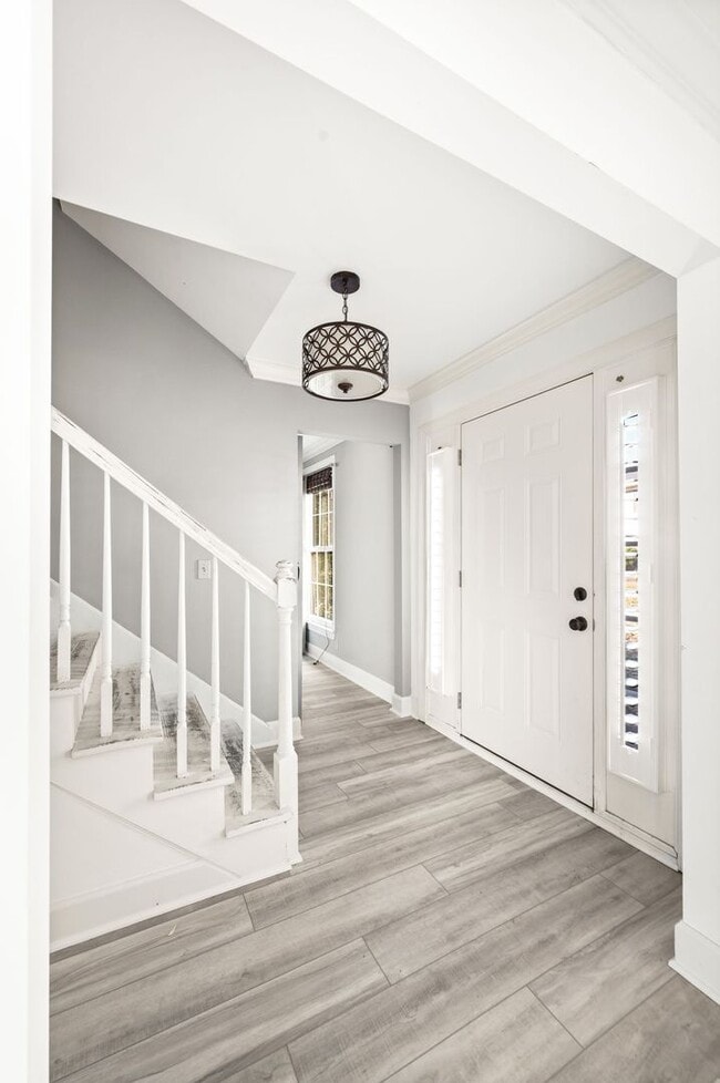 Building Photo - Awesome 4BR/3BA end-unit townhouse in the ...