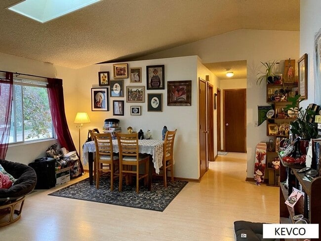 Building Photo - Sunlit Spacious Three Bedroom Home