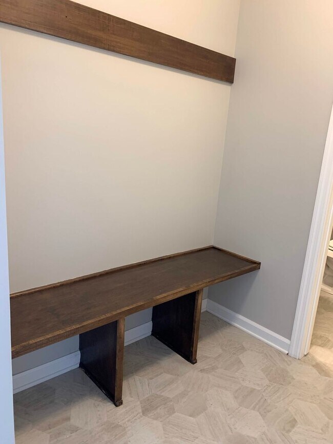 Building Photo - Big Lake spacious end unit, like new, FOR ...