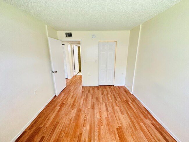 Foto del edificio - 1203 N Benoist Farms Rd