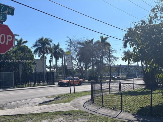 Foto del edificio - 680 NE 136th St