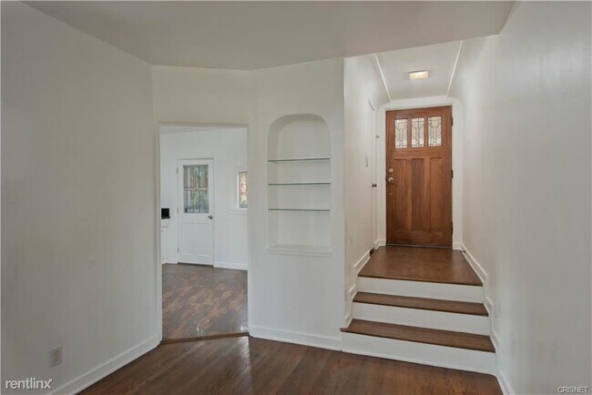 Building Photo - 2 br, 1 bath Triplex - 2214 Fair Oak View Ter
