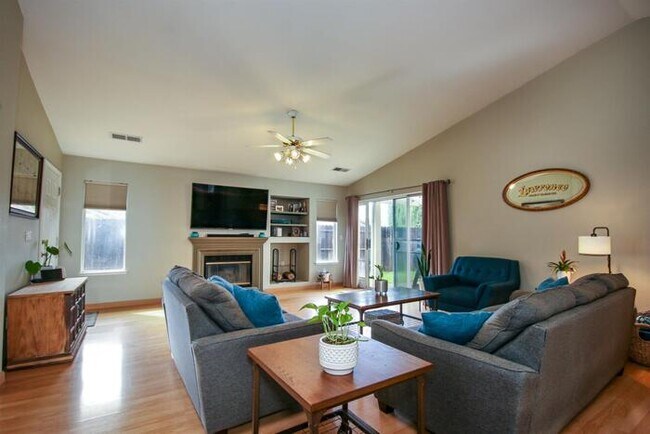 Foto del edificio - Spacious 3 Bedroom in Citrus Heights