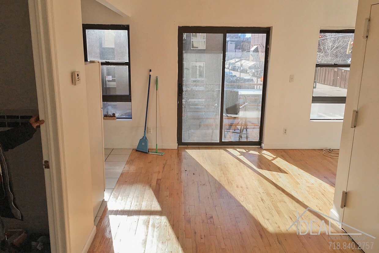 Primary Photo - 124 Leonard St