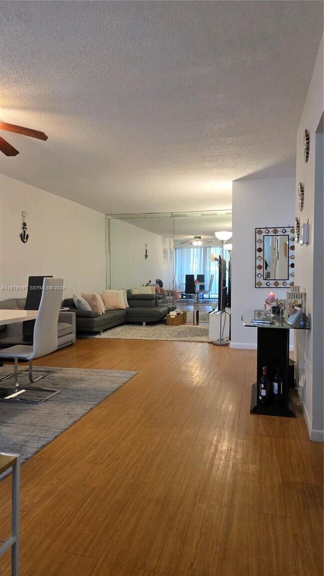 Foto del edificio - 750 NE 199th St