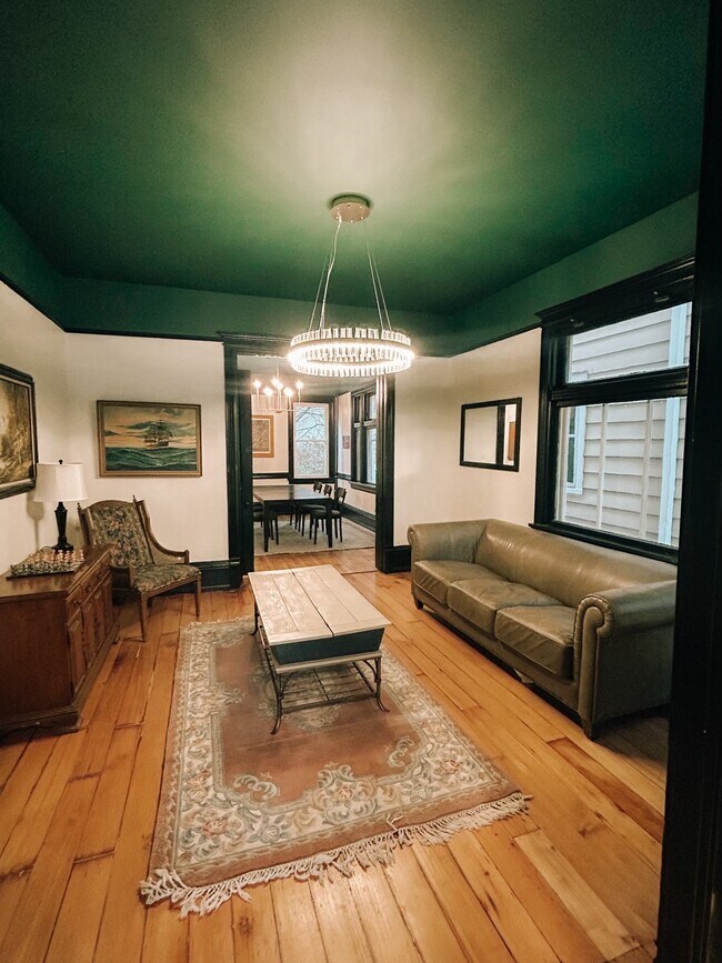 Foto del edificio - 2530 N Oakland Ave