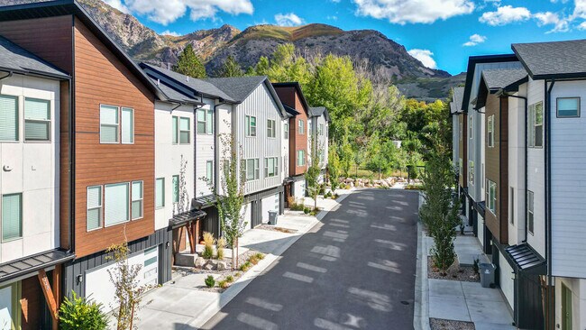 Foto del edificio - Whisperwood Townhomes