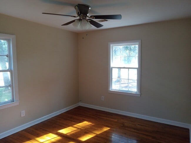 Building Photo - 601 S Shadowlawn Dr