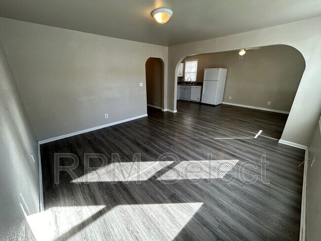 Building Photo - 704 Sheridan St