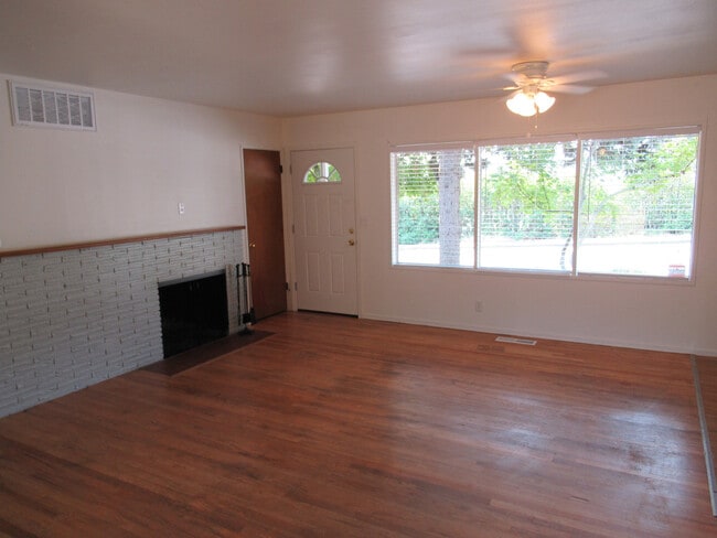 Foto del edificio - Three Bedroom Home in South Salem