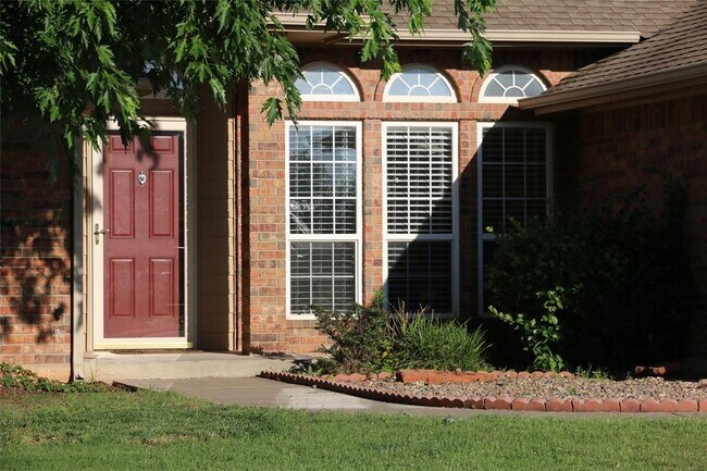 Building Photo - 905 Renita Way