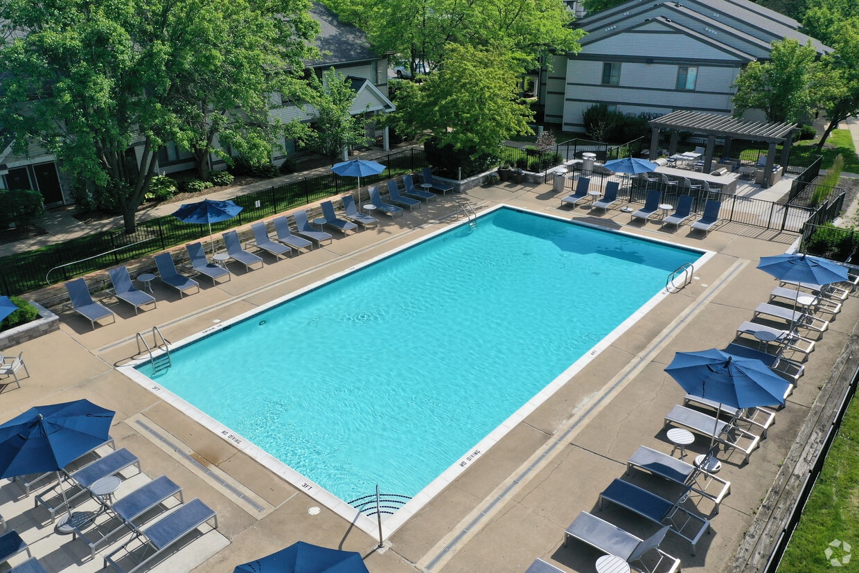 Piscina y diván | The Villas at Northstar | Apartamentos en Ann Arbor Michigan - Villas at Northstar