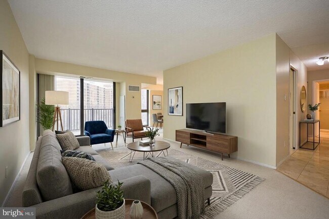 Building Photo - 2300 Pimmit Dr