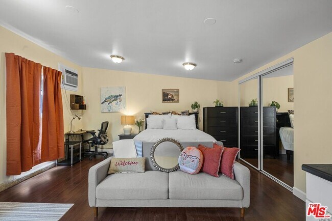 Foto del edificio - 7659 Lindley Ave