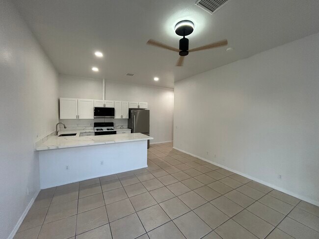 Cocina - 6446 Palm View Ave