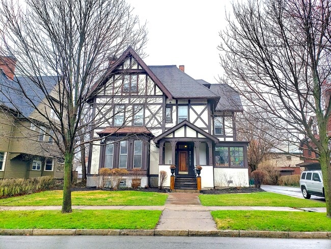 Building Photo - 165 Summer St
