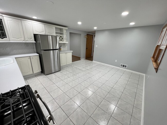 Building Photo - 18 Birk St