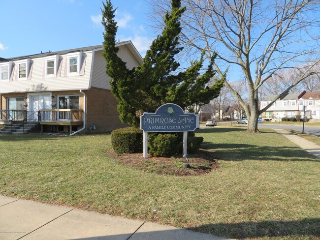 Building Photo - 15 Primrose Ln