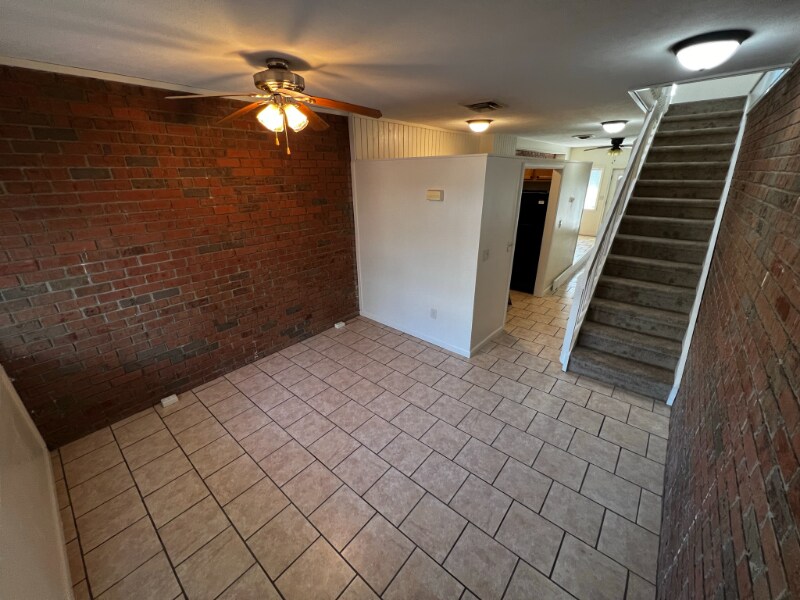 Primary Photo - 171 Hutton St