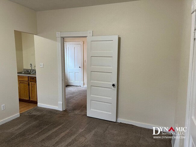 Building Photo - 811 S Summit Ave