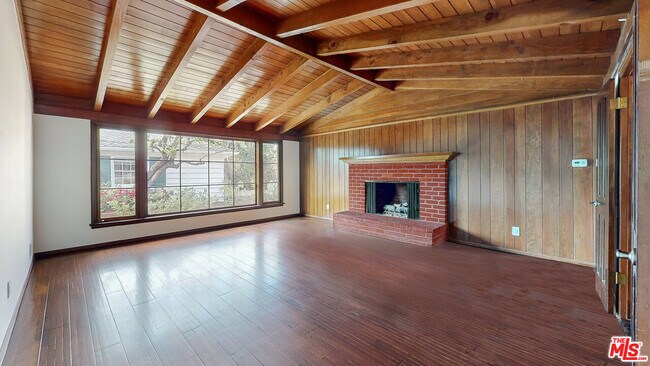 Building Photo - 501 Chapala Dr