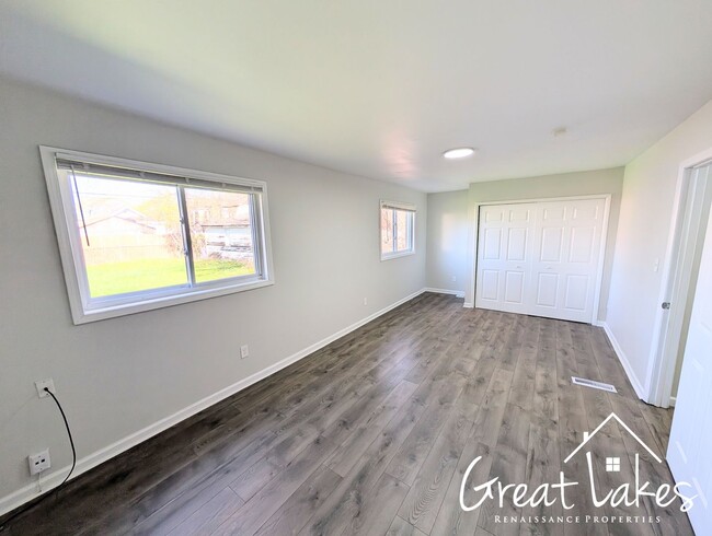 Building Photo - Stunning 3 Bedroom 1 Bathroom now availabl...