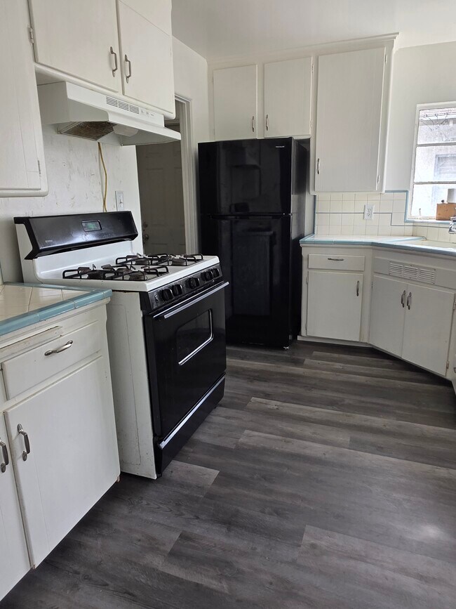 Building Photo - 545 W Hedges Ave