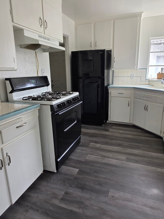 Building Photo - 545 W Hedges Ave