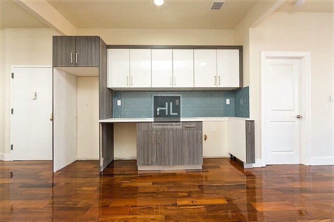 Building Photo - NEWLY RENOVATED COZY 3 BEDROOMS/ 2 BATHROO...