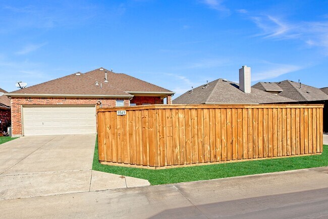 Building Photo - Heritage Lakes Gated Golf Course Community