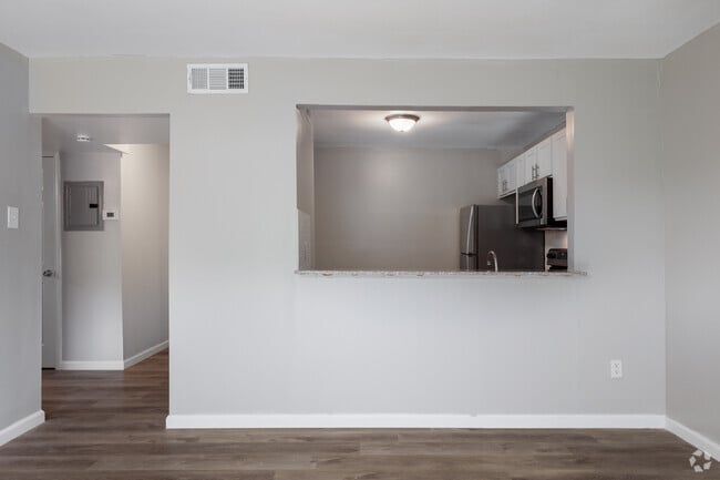 1BR, 1BA - 650SF - Dining Room - Courtland Manor