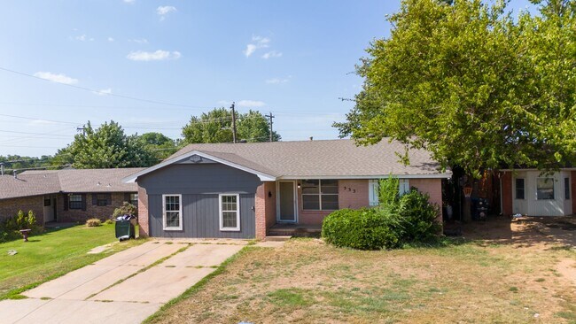 Building Photo - Bright and Spacious 5-Bedroom Home in Midw...