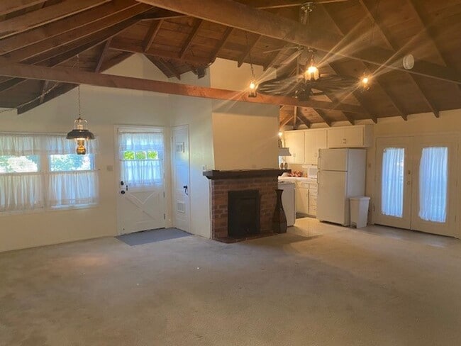 Foto del edificio - Charming Studio Cottage for Lease