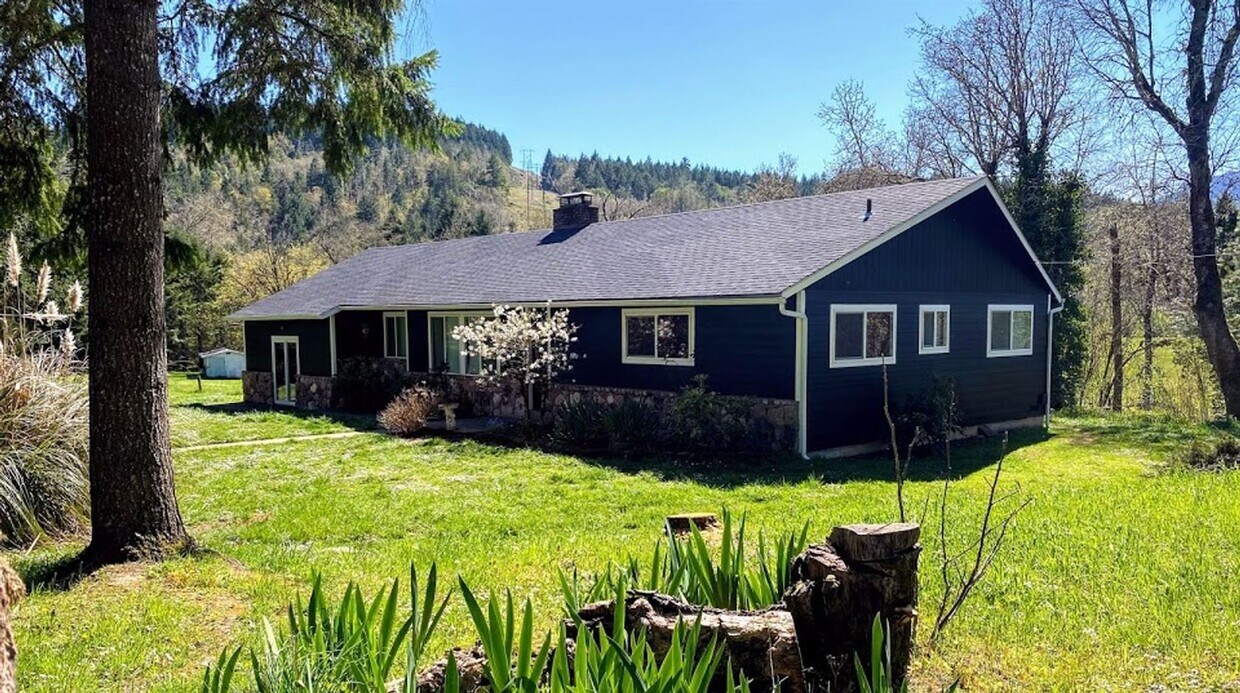 3 br, 1.5 bath House 376 Bryant Lane House Rental in Roseburg, OR