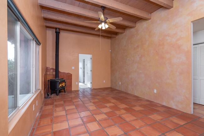 Building Photo - Cute Single Family Home Available now!