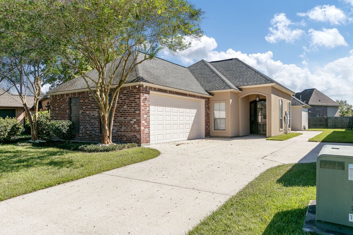Primary Photo - 4 Bedroom House with Community Pool, Playg...