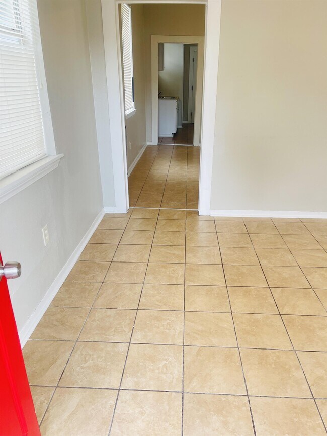 Building Photo - 912 N 27th St