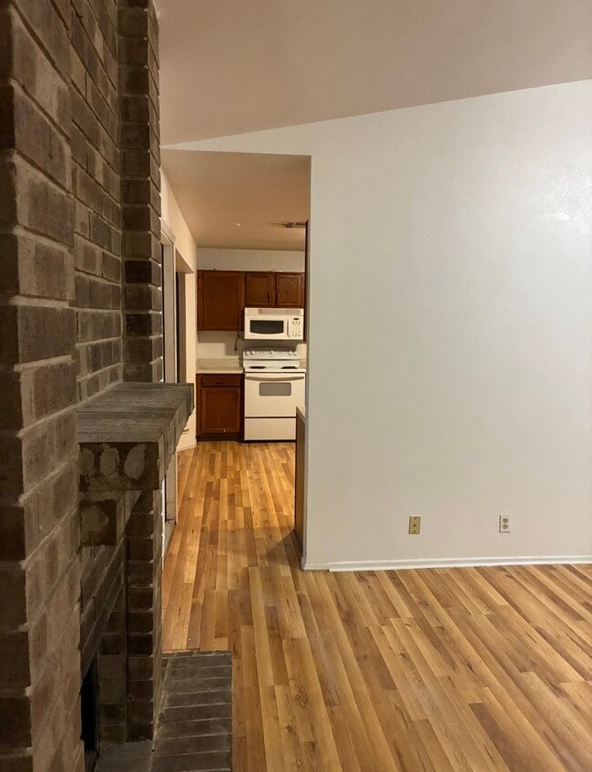 Foto del edificio - 6801 Roseland Dr