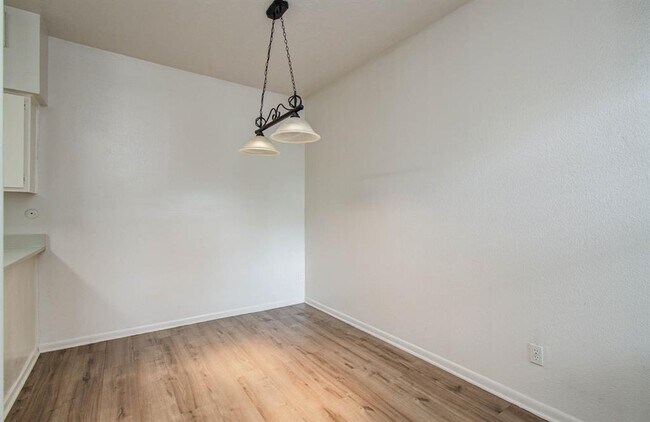 Building Photo - 2021 Spenwick Dr