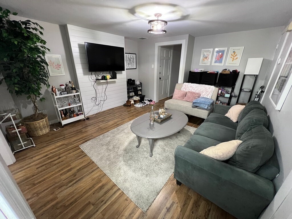 Primary Photo - 283 Bowen St