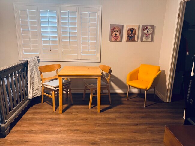 Mesa de comedor en la habitación - 1716 W Mandalay Ln