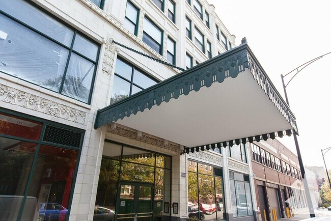 Building Photo - 4715 N Racine Ave