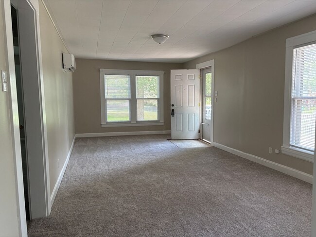 Building Photo - 2 Bedroom, 1 Bathroom House in High Point!